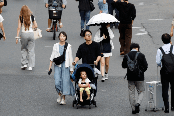 Número recorde de bebês nascidos de pais estrangeiros no Japão em meio a disputa política sobre migração