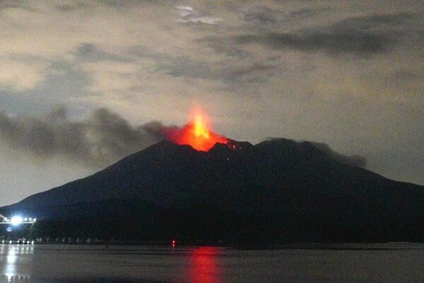 Vulcão Sakurajima entra em erupção criando uma coluna de fumaça de 4.400 metros de altura.