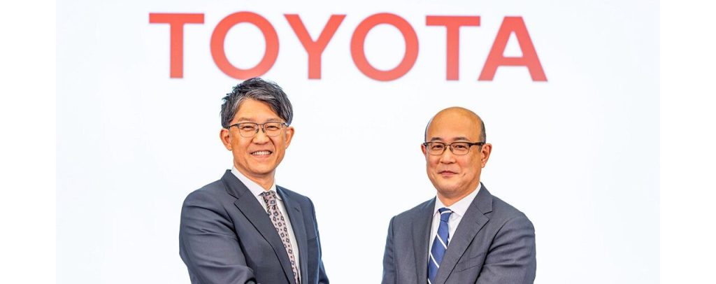 Toyota Motor Corp. President Koji Sato, left, speaks about the new management structure at a news conference in Tokyo’s Bunkyo Ward on Feb. 6. Kenta Kon, right, will be promoted to president and CEO. (Tetsuji Asano)