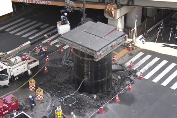 Tubo gigante surge no meio da rua em Osaka e surpreende moradores; via é liberada após operação