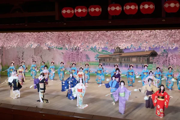 Primavera em Kyoto vira espetáculo hipnotizante das gueixas