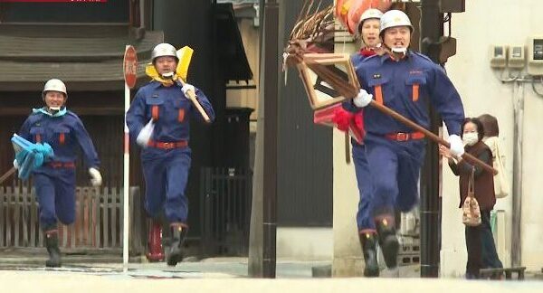 🔥 Bombeiros correm com estandartes em ritual extremo no Japão