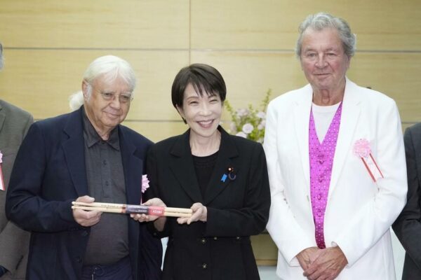 Primeira-ministra revela: toca Deep Purple quando briga com o marido