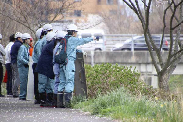 Urso invade bairro e fecha escolas no Japão