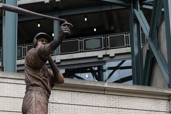 ⚠️ Estátua de Ichiro quebra no dia da homenagem⚠️