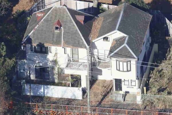 “Turistas do crime”? Vietnamitas invadem casa de massacre histórico e chocam o Japão