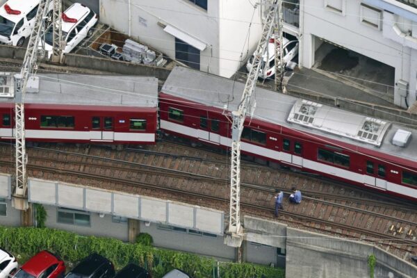 Trem Sai dos Trilhos em Kyoto